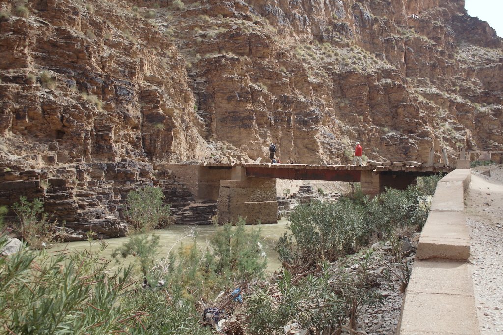 08-Crossing the Oued Moulouya.jpg - Crossing the Oued Moulouya